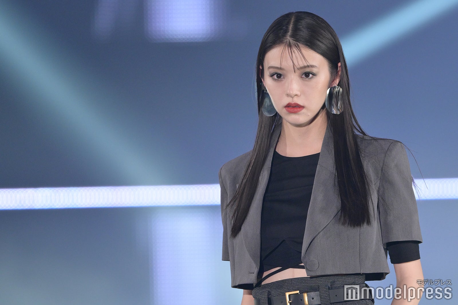 男装ホスト役で注目・鈴木ゆうか、雰囲気ガラリ“強めオーラ”がかっこいい＜GirlsAward 2023 S／S＞