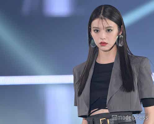 男装ホスト役で注目・鈴木ゆうか、雰囲気ガラリ“強めオーラ”がかっこいい<GirlsAward 2023 S/S>