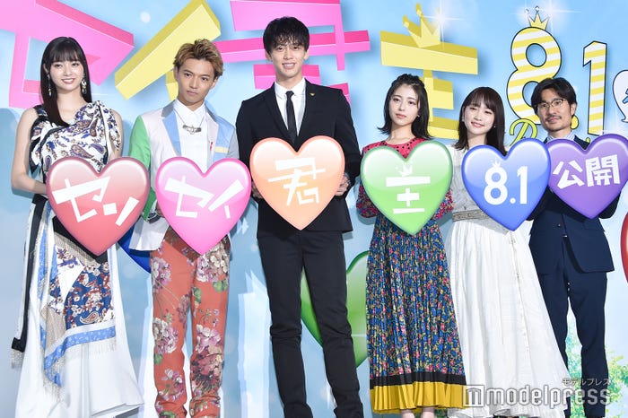 (左から)新川優愛、佐藤大樹、竹内涼真、浜辺美波、川栄李奈、月川翔監督(C)モデルプレス