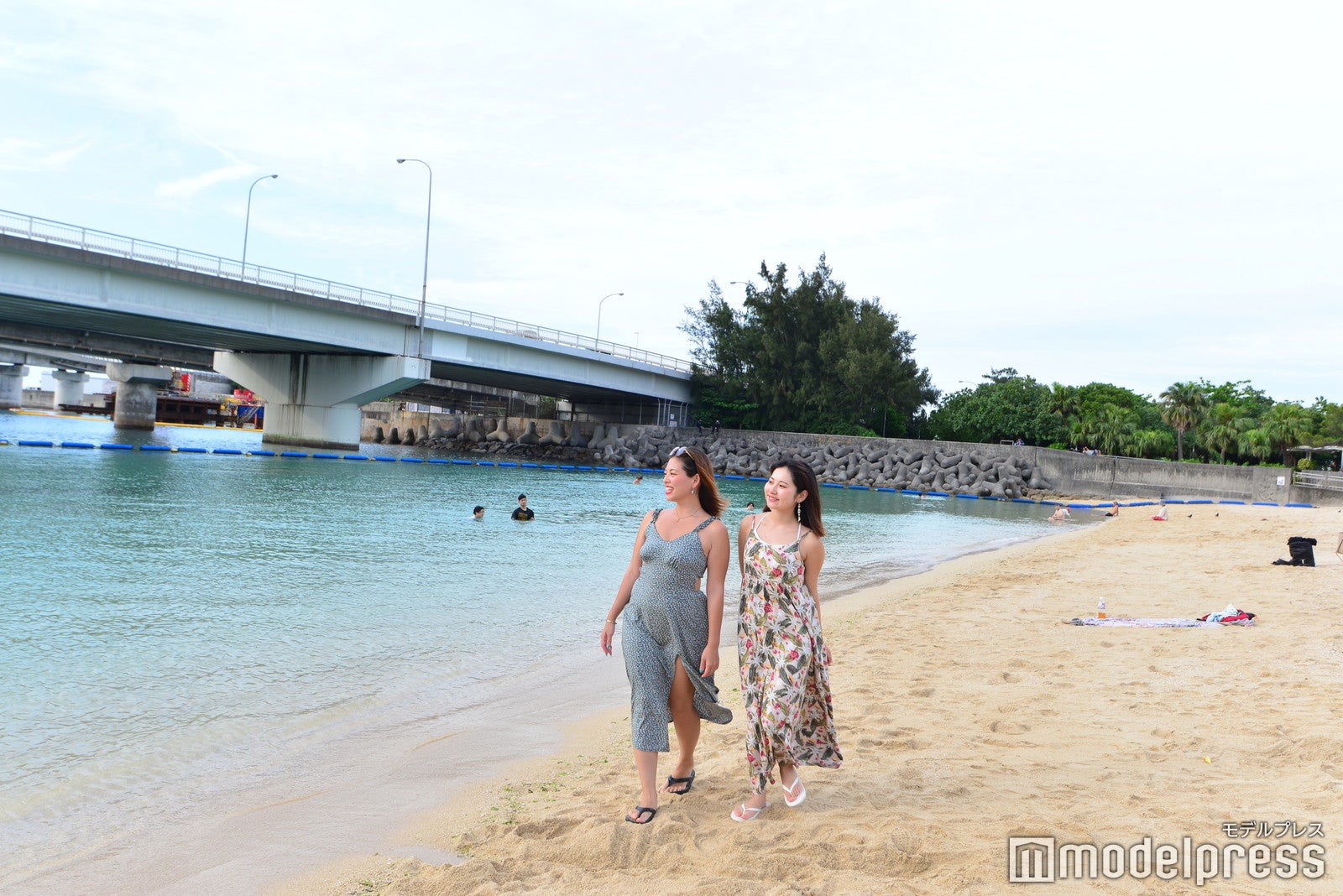 目の前のビーチは海水浴やサンセットを鑑賞する観光客でにぎわう（C）モデルプレス