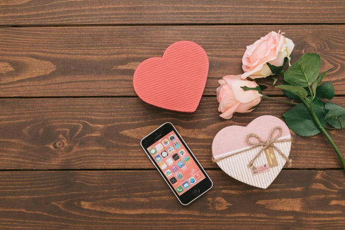 スピード婚をしやすいカップルには特徴がある|あなたも年内電撃婚?/Photo by ぱくたそ