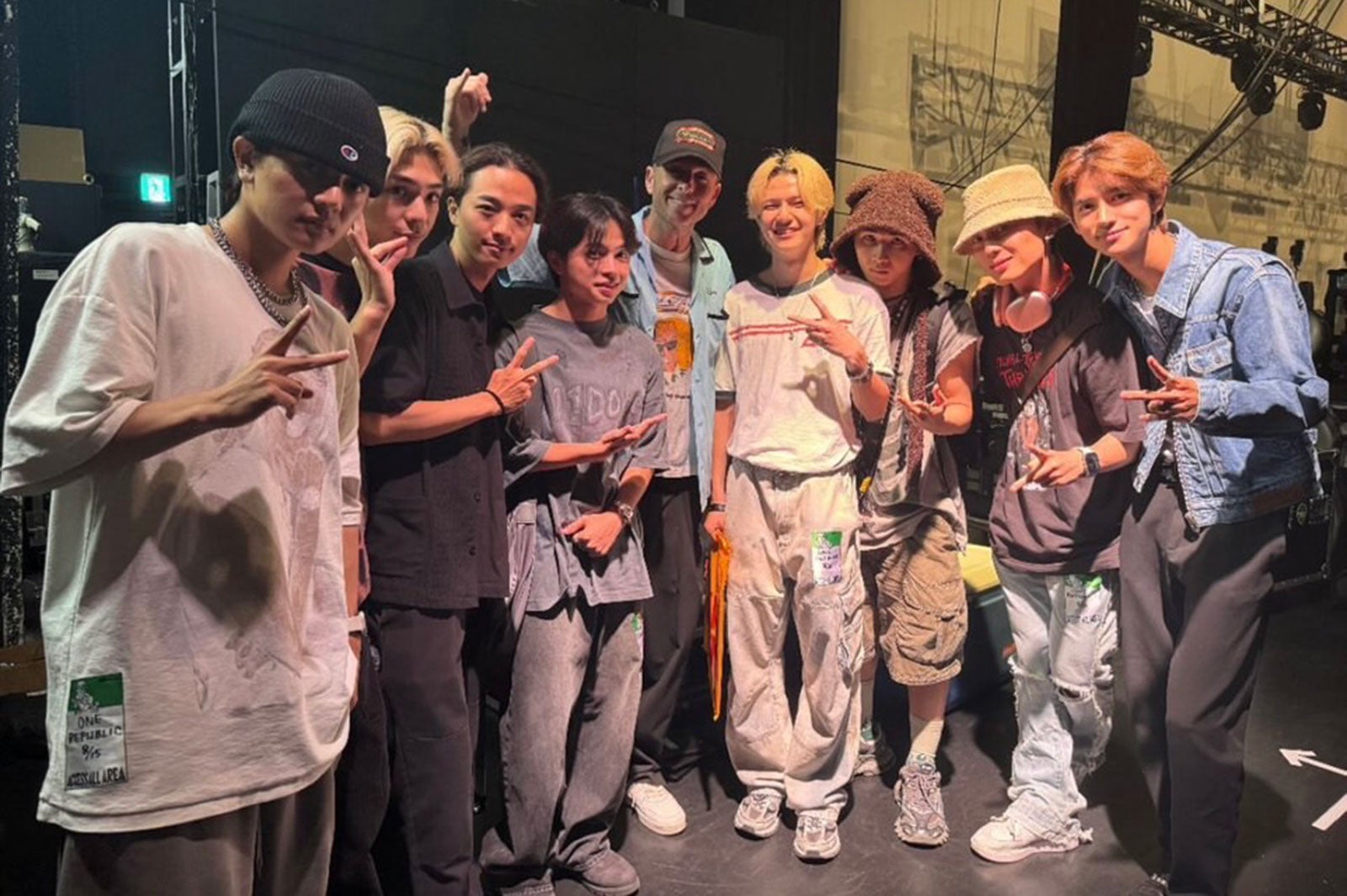 ヒットメーカー・Ryan Tedder、“世界が注目“ONE OR EIGHTとの集合ショット公開 デビュー曲プロデュースで話題