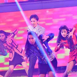 モデルプレス - 郷ひろみ、“バブリーダンス”話題の女子高生ダンス部と圧巻ステージ<紅白本番>