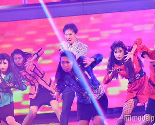郷ひろみ、“バブリーダンス”話題の女子高生ダンス部と圧巻ステージ<紅白本番>