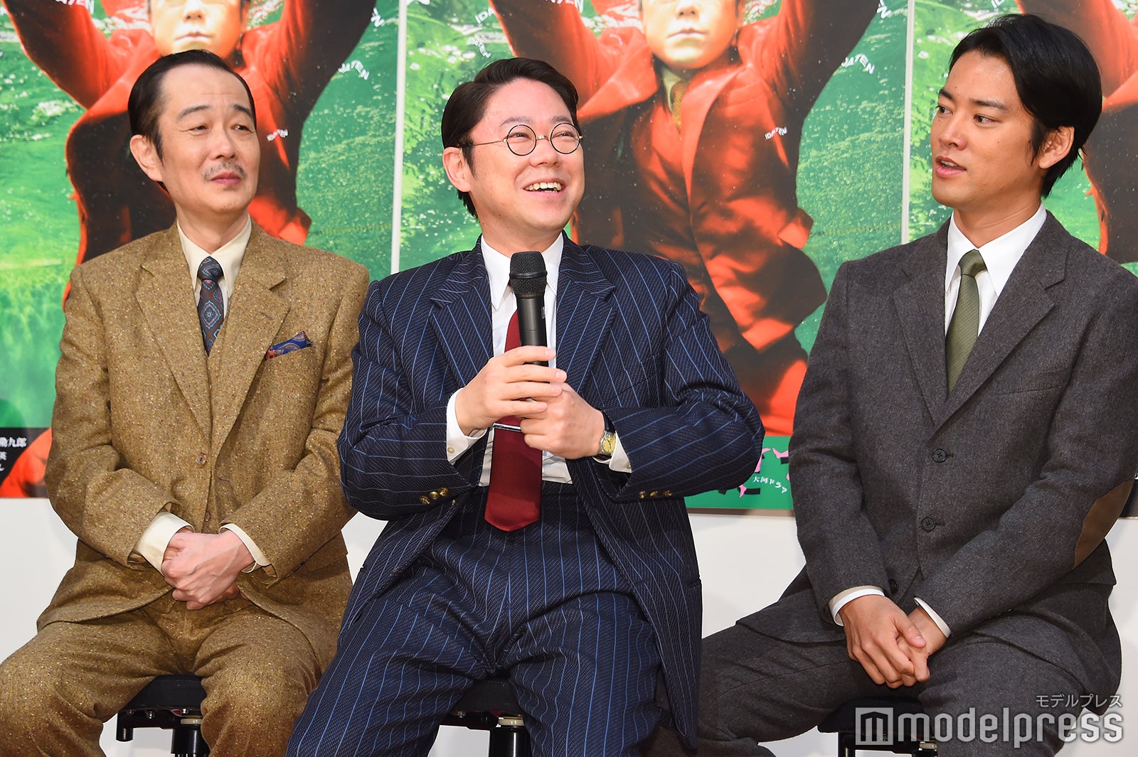 リリー・フランキー（左）と桐谷健太（右）からイジられる阿部サダヲ（中央）／（C）モデルプレス