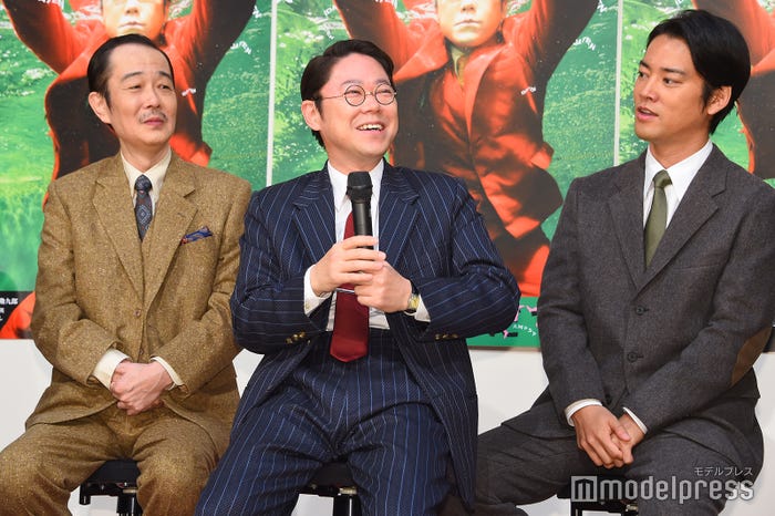 リリー・フランキー(左)と桐谷健太(右)からイジられる阿部サダヲ(中央)/(C)モデルプレス