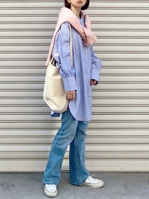 レディース　コーディネート　コーデ　着こなし　トレンド　おしゃれ　お洒落　オシャレ　2023　春　デニム　パンツ　ジーンズ　デニムコーデ　シャツ　ストライプシャツ　ブルー　ニット　ピンク　スニーカー　白スニーカー