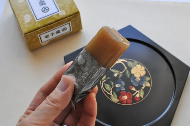 成城石井の「栗羊羹ミニ」手に持って