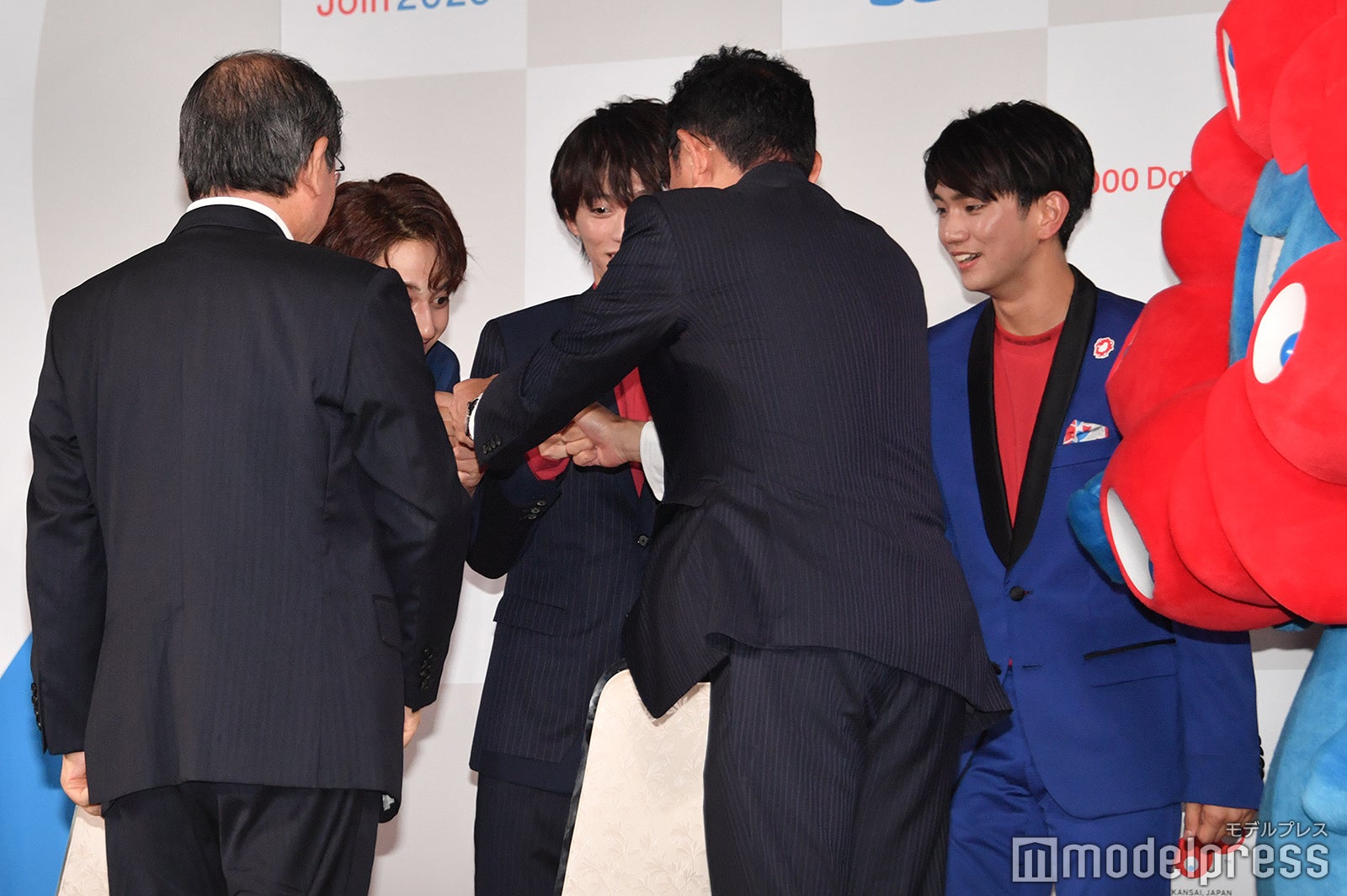 岸田総理からの突然のグータッチに目を見開く小島健（C）モデルプレス