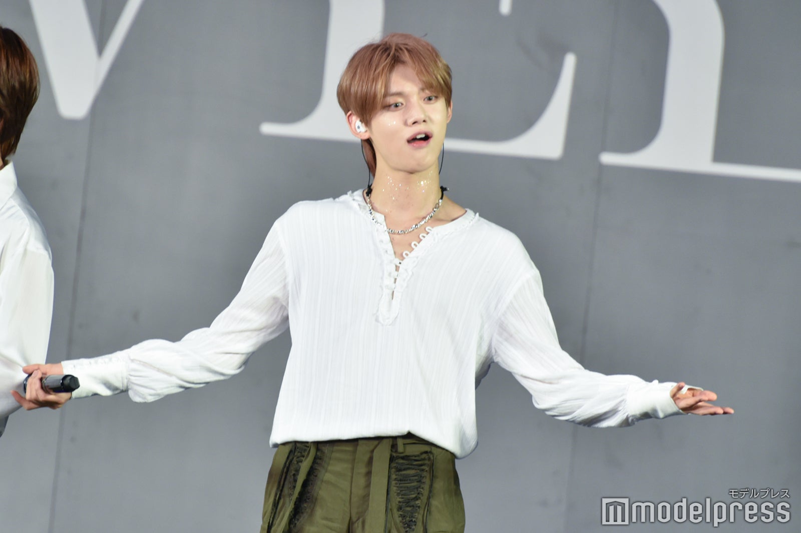 おどけるヨンジュン（C）モデルプレス