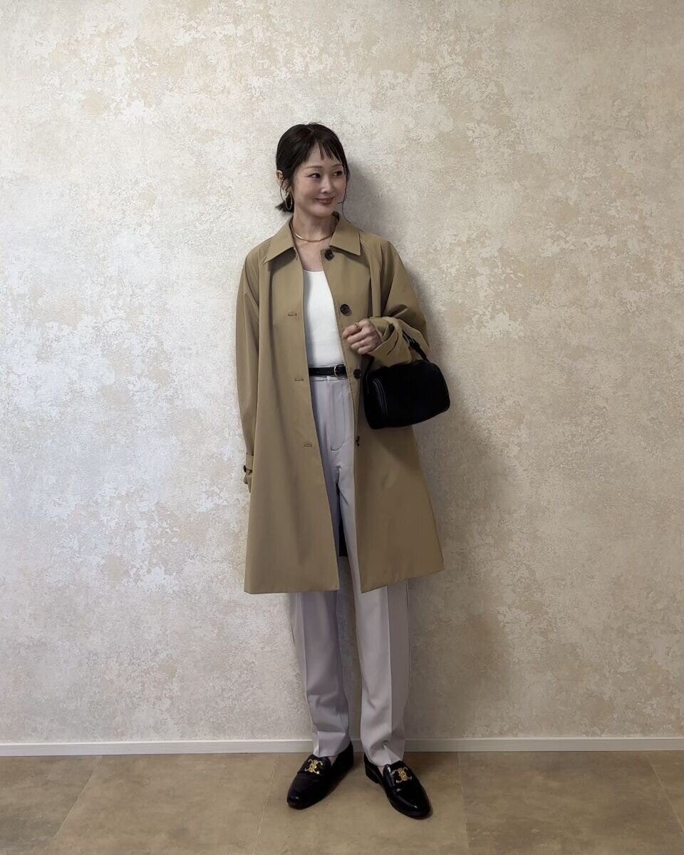 GUバルマカーンAラインハーフコートとグレージュパンツコーデ