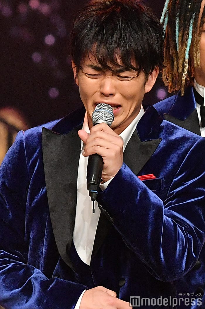 涙するKENZO (C)モデルプレス