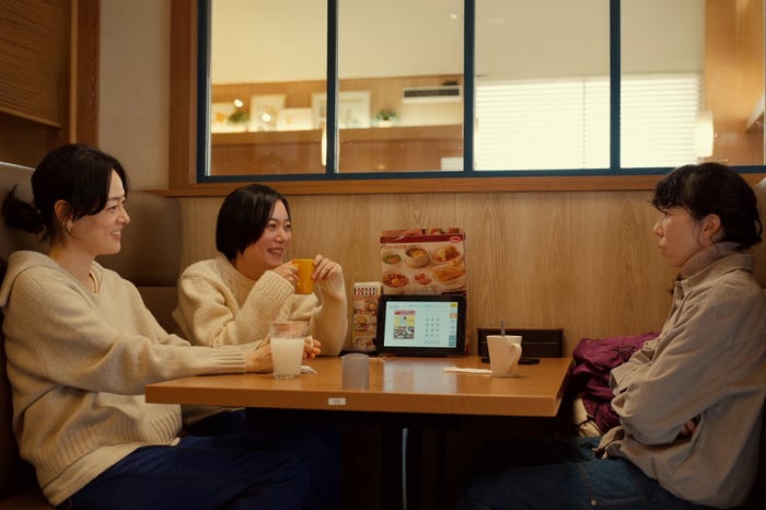 市川実日子、鈴木杏、平岩紙「ホットスポット」第5話(C)日本テレビ