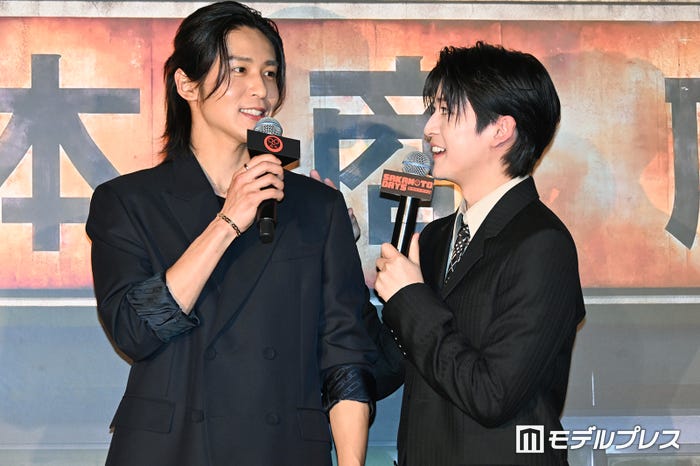 最近ずっと一緒にいるのでシュッとした目黒蓮に慣れた高橋文哉(C)モデルプレス