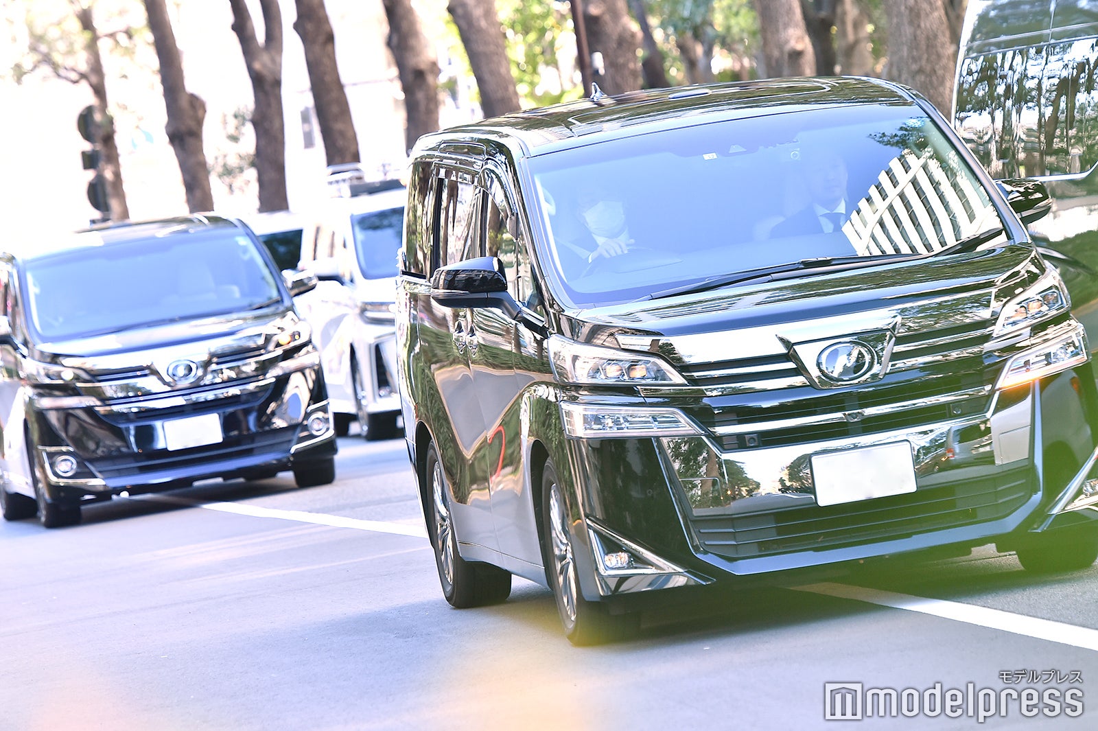 13時50分頃、2台のワンボックスカーが裁判所に入った（C）モデルプレス