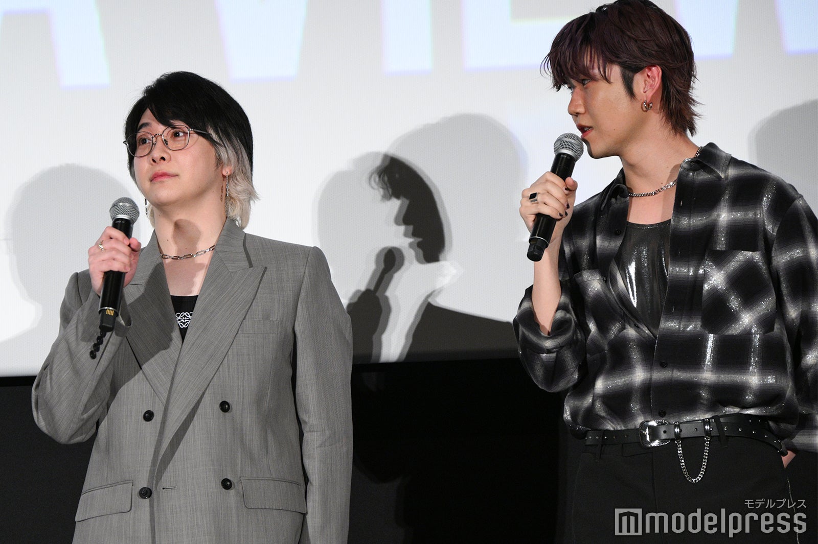 若井滉斗（右）から“歌い忘れ疑惑”を詰められる大森元貴（左）（C）モデルプレス