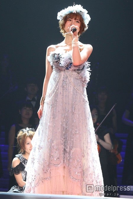 自身の卒業ソング「涙せいじゃない」を歌唱する篠田麻里子／「AKB48 2013真夏のドームツアー～まだまだ、やらなきゃいけないことがある～」福岡公演2日目より（C）AKS