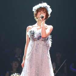 自身の卒業ソング「涙せいじゃない」を歌唱する篠田麻里子/「AKB48 2013真夏のドームツアー~まだまだ、やらなきゃいけないことがある~」福岡公演2日目より(C)AKS