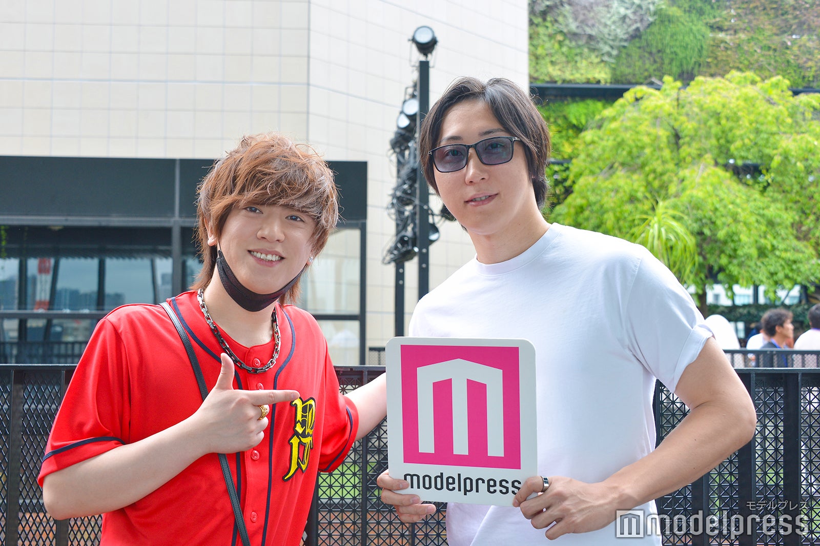 （左から）ヴァンビ、溝口勇児（C）モデルプレス