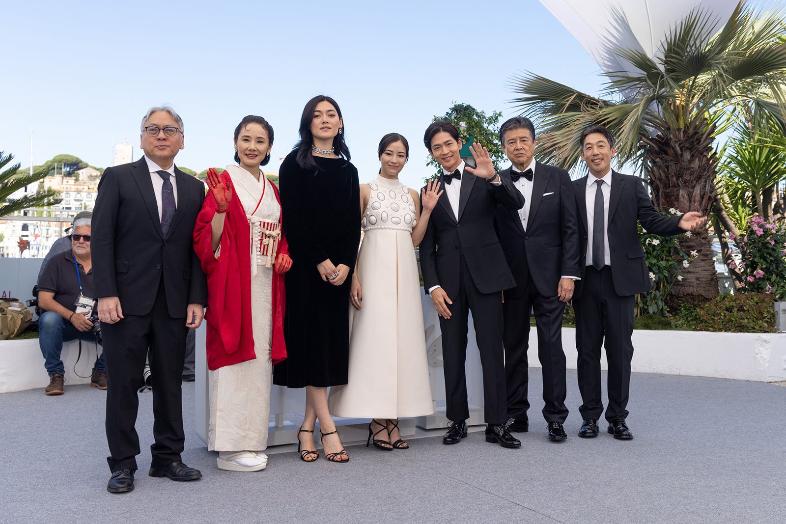 カズオ・イシグロ氏、吉田羊、カミラ・アイコ、広瀬すず、松下洸平、三浦友和、石川慶監督／カンヌ映画祭フォトコールより（C）Kazuko Wakayama