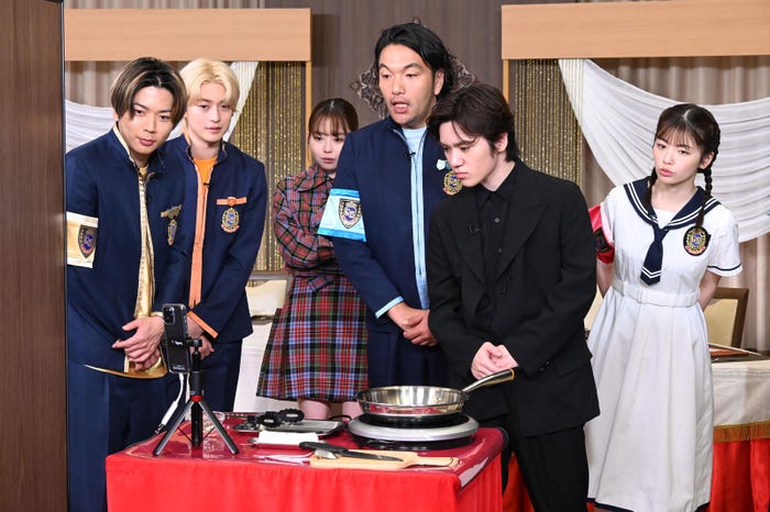 増田貴久、高橋文哉、山田杏奈、盛山晋太郎、宇野昌磨、小芝風花(C)日本テレビ