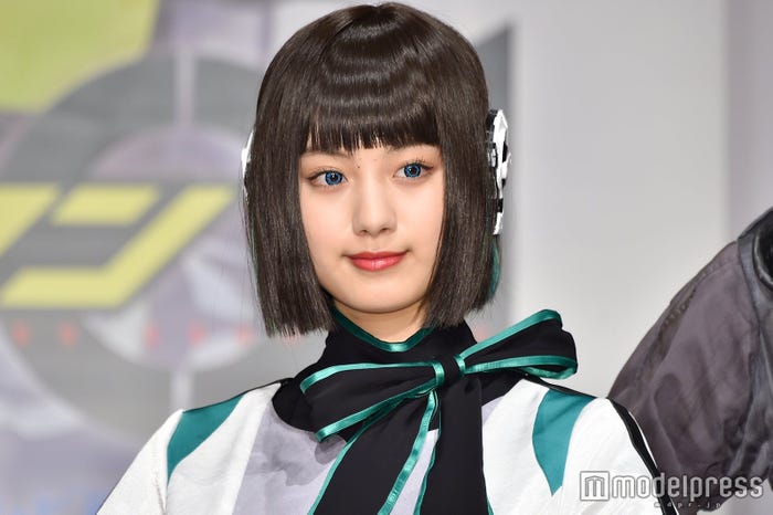 <鶴嶋乃愛(つるしま・のあ)プロフィール>2001年5月24日生まれ、高知県出身。2013年「第21回ピチモオーディション」でグランプリを受賞し、雑誌「ピチレモン」の専属モデルに。その後雑誌「Popteen」の専属モデルとなり、同誌を牽引する人気モデルとして活躍。2019年9月から放送中の特撮ドラマ「仮面ライダーゼロワン」にて女優デビューを果たし、秘書型AIロボ・イズ役で大きな注目を集めている。