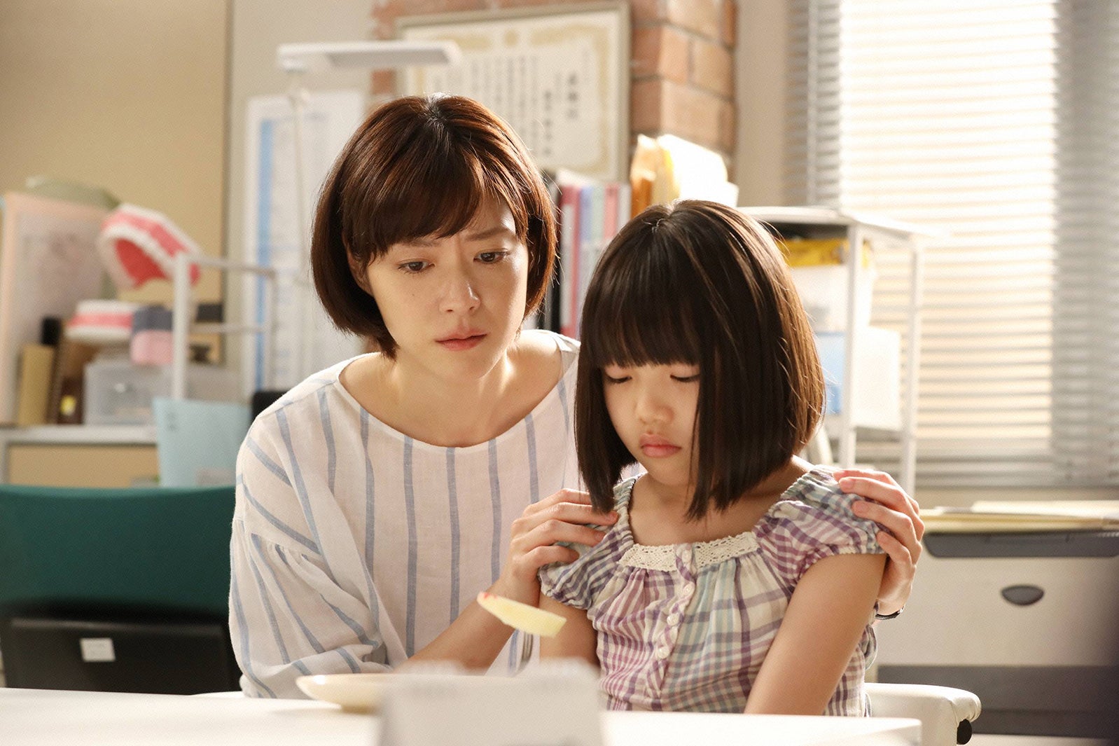 上野樹里・粟野咲莉／「監察医 朝顔」第1話より（C）フジテレビ