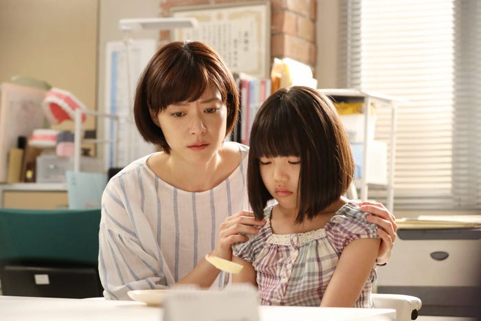 上野樹里・粟野咲莉/「監察医 朝顔」第1話より(C)フジテレビ