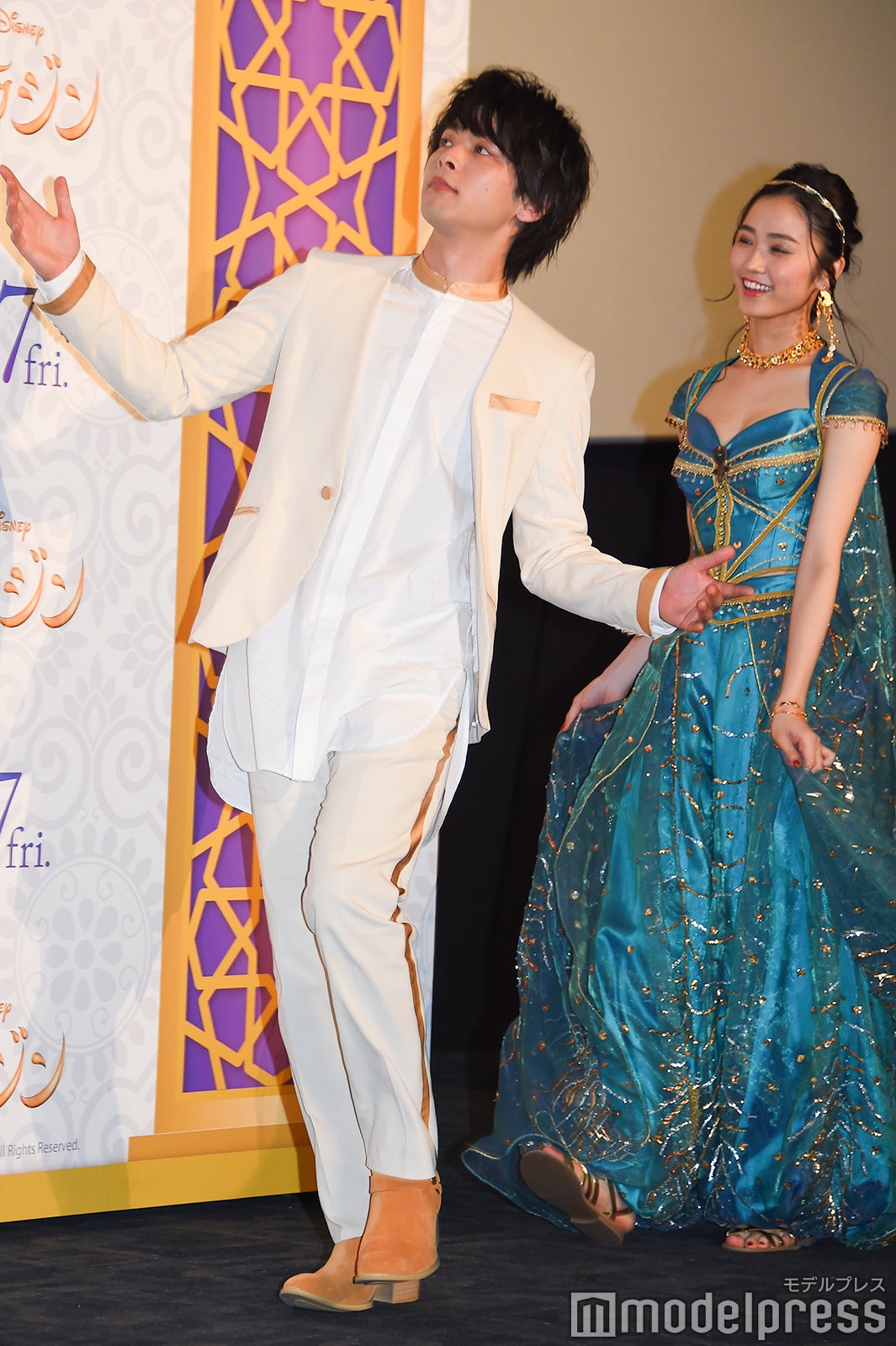 ノリノリで再入場する中村倫也 （C）モデルプレス