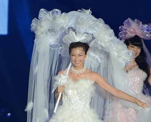 “新婚”安田美沙子、豪華ウエディングドレスで笑顔振りまく