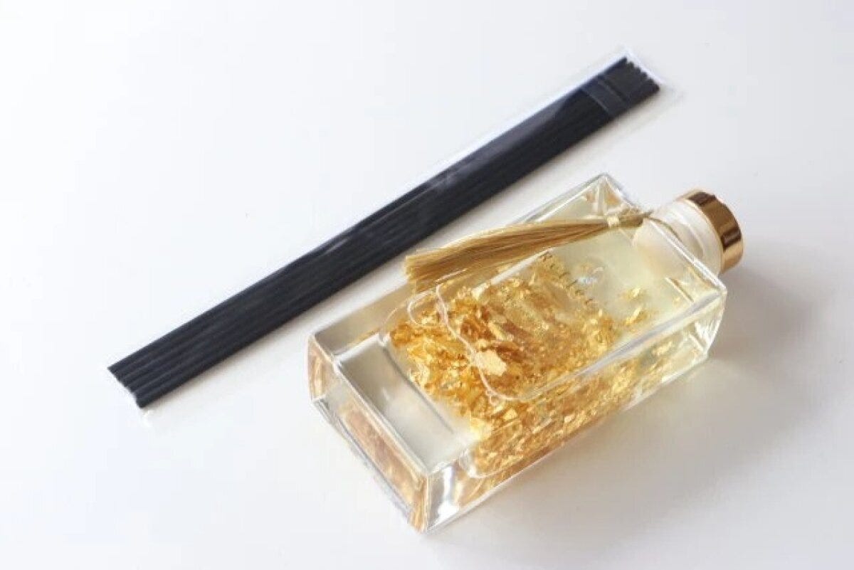 金箔が入ったアロマディフューザーのボトルと黒いスティック 金箔が入ったアロマディフューザーのボトルと黒いスティック