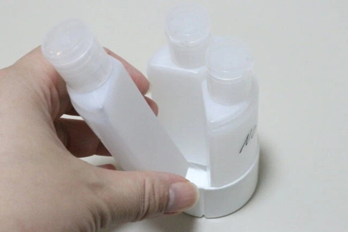 セリアのトラベルボトルが3つに分かれている様子