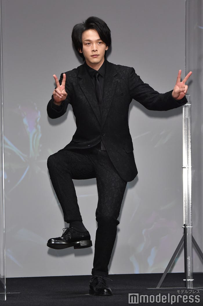 ピースサインの中村倫也 (C)モデルプレス