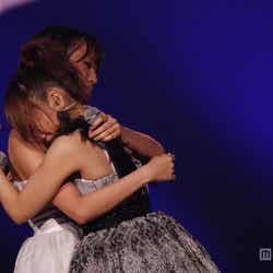 熱い抱擁を交わす前田敦子と高橋みなみ(C)AKS