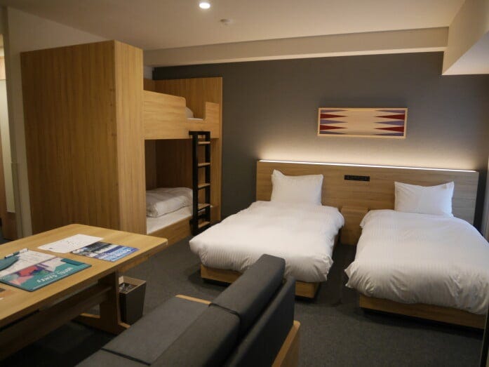 スタンダードな二段ベッドがあり大人4名が泊まれる客室。若者グループやファミリー利用も多い（MIMARU大阪 難波STATION）