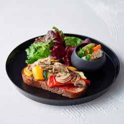 マッシュルームと彩り野菜のアンチョビバターサンド／画像提供：ゴディバ ジャパン