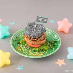 伏黒甚爾 × バッドばつ丸 肉ライスバーガー税込1,390円(C)芥見下々/集英社・呪術廻戦製作委員会 (C)2025 SANRIO CO., LTD. APPROVAL NO. L660907