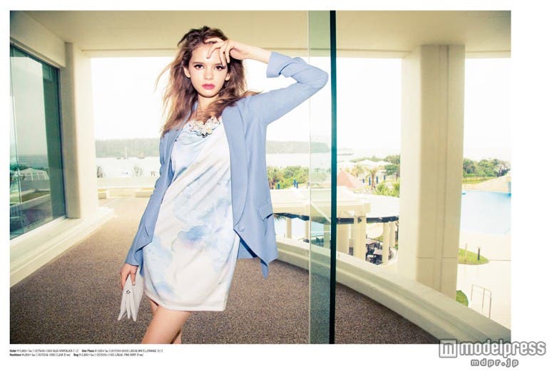 フラワー柄のワンピースに鮮やかなブルーのジャケットを合わせて。華やかなシーンで目を引くスタイルに