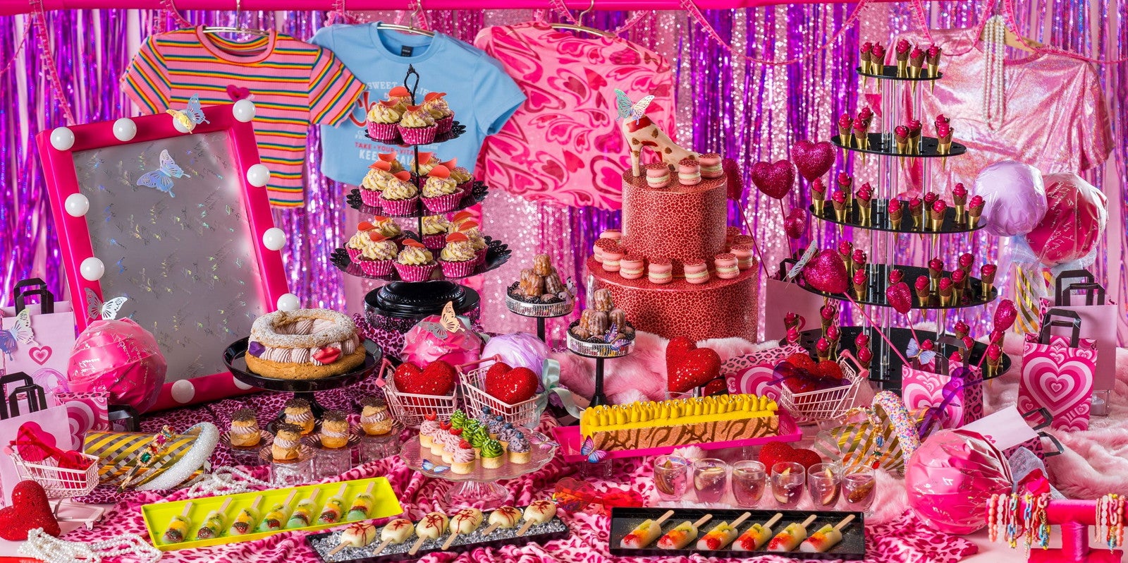 ギャルファッション着想のハロウィンスイーツビュッフェ、福岡で開催　虎柄ケーキやレオパード柄マカロンなど約20種