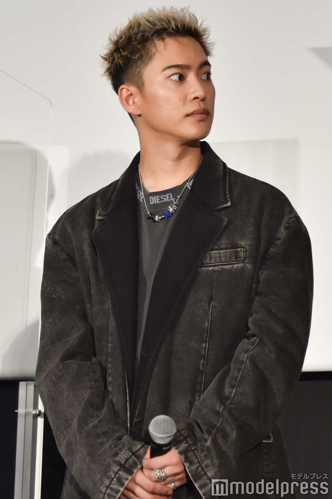 サプライズにきょとんとする三山凌輝 （C）モデルプレス