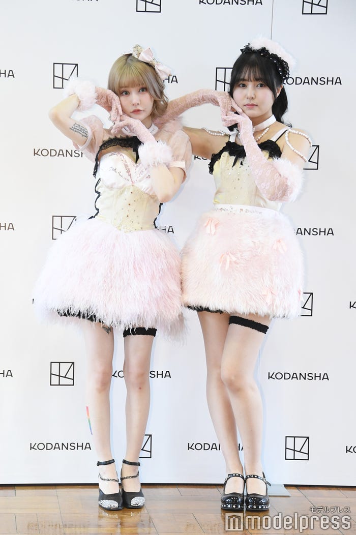 ファビュラスポーズを決めるfemme fatale(戦慄かなの、頓知気さきな)(C)モデルプレス