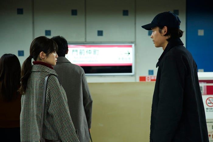 今田美桜、松村北斗(C)2026「白鳥とコウモリ」製作委員会