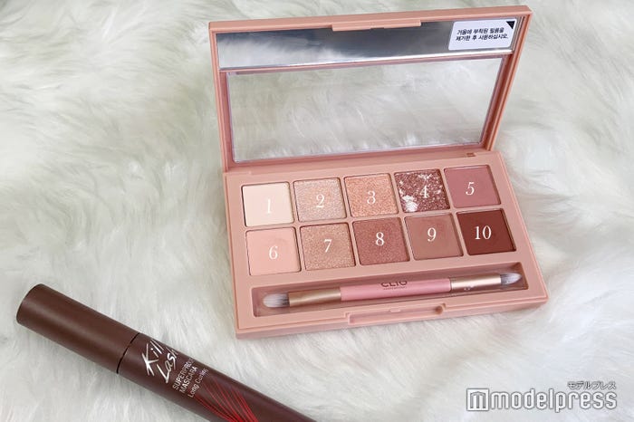 村瀬紗英のアイメイクアイテム/(左)【CLIO(クリオ)】「キルラッシュスーパープルーフマスカラ01 チョコブラウン」、(右)【CLIO(クリオ)】「PRO EYE PALETTE 01 SIMPLY PINK」(C)モデルプレス