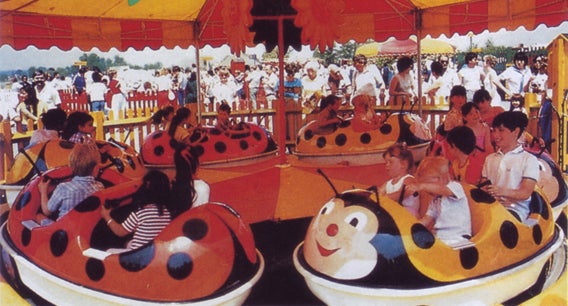 レディー・バード／てんとう虫が追いかけっこするようなラウンド・ライド／画像提供：横浜赤レンガ