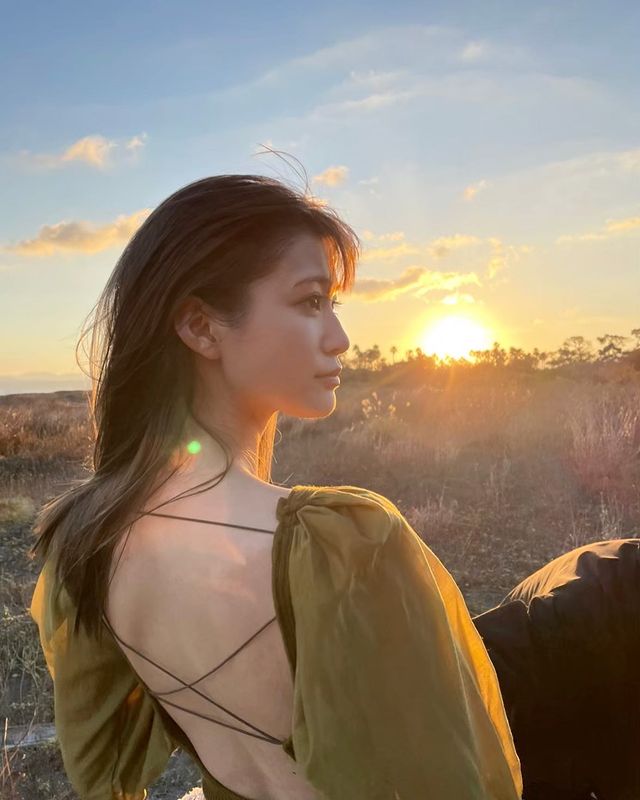 生見愛瑠、“美背中”大胆披露「美しすぎる」「セクシー」と反響