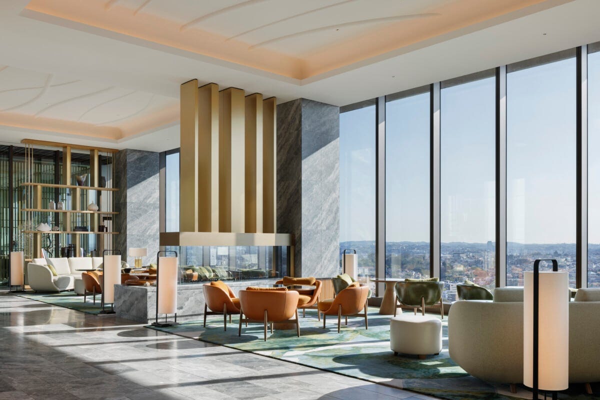 絶景を眺められる開放感のあるロビー