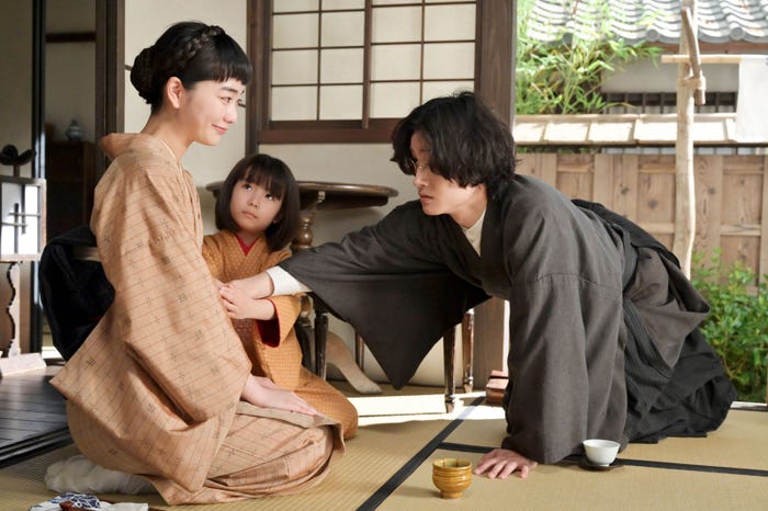 見上愛、英茉、佐野晶哉「風、薫る」第74話(C)NHK