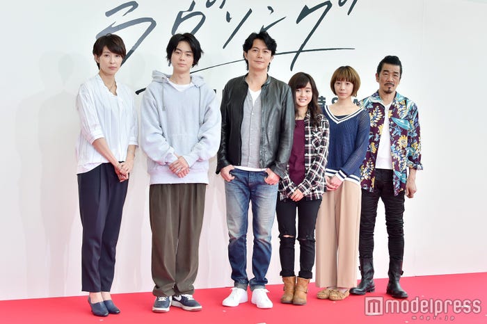 (左から)水野美紀、菅田将暉、福山雅治、藤原さくら、夏帆、宇崎竜童/制作発表会見より(C)モデルプレス