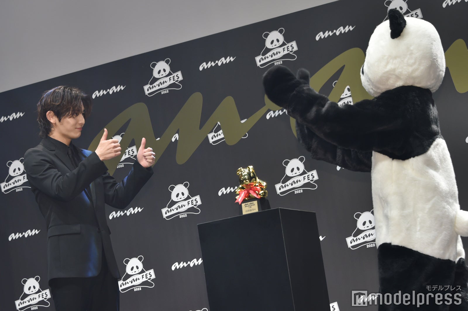 ananパンダに“グー”ポーズする山田涼介（C）モデルプレス
