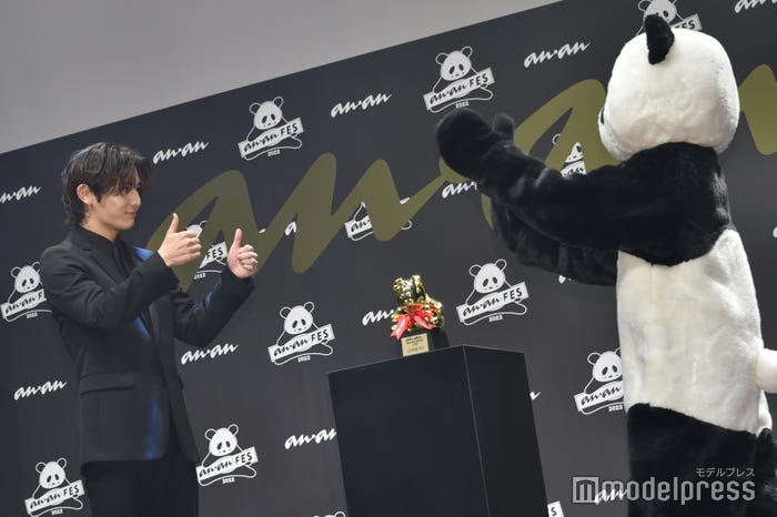 ananパンダに“グー”ポーズする山田涼介(C)モデルプレス